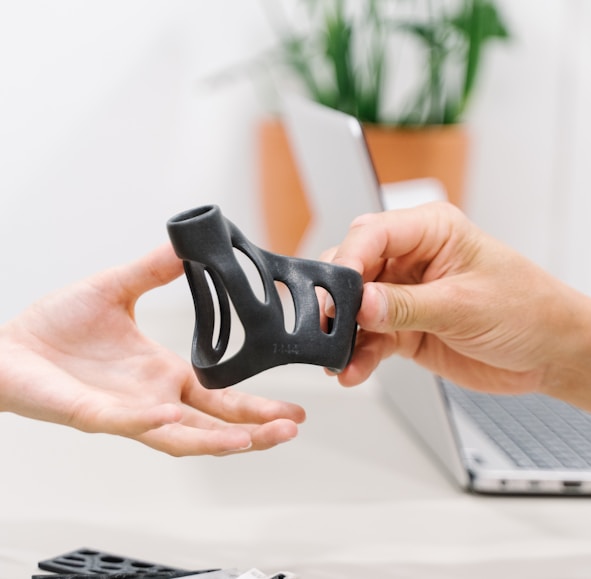 Peça sendo impressa em impressora 3D profissional na Murilov3D